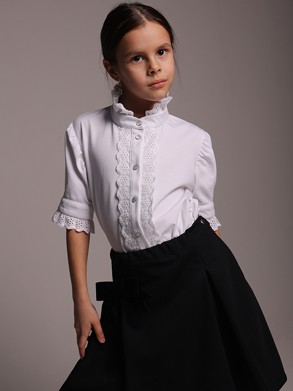 Белая нарядная трикотажная школьная блузка с коротким рукавом