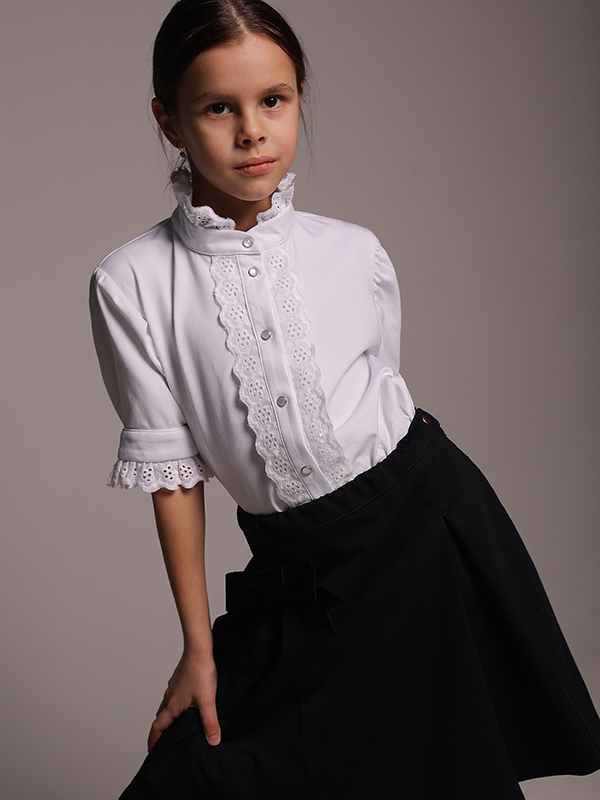Белая нарядная трикотажная школьная блузка с коротким рукавом