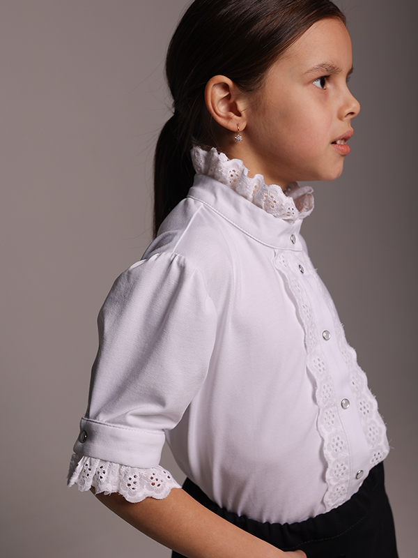 Белая нарядная трикотажная школьная блузка с коротким рукавом