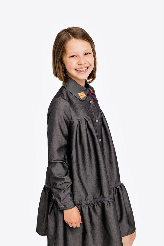 Серое школьное платье-рубашка с оборкой и декором на воротнике