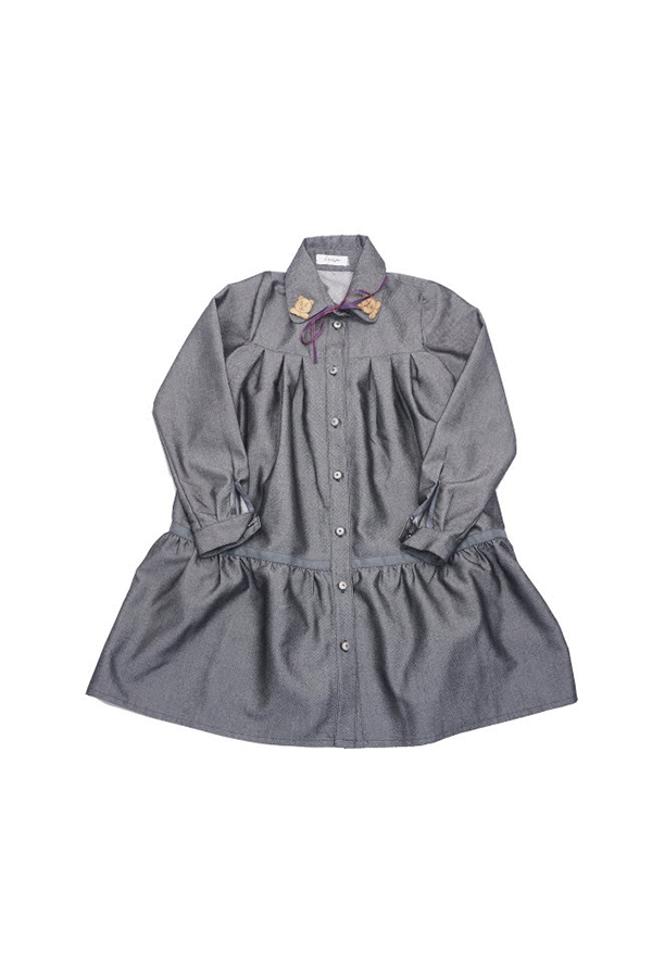Серое школьное платье-рубашка с оборкой и декором на воротнике