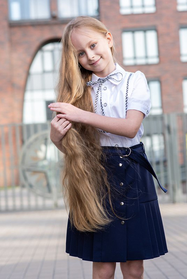 Белая школьная блузка с кокеткой на лифе и коротким рукавом