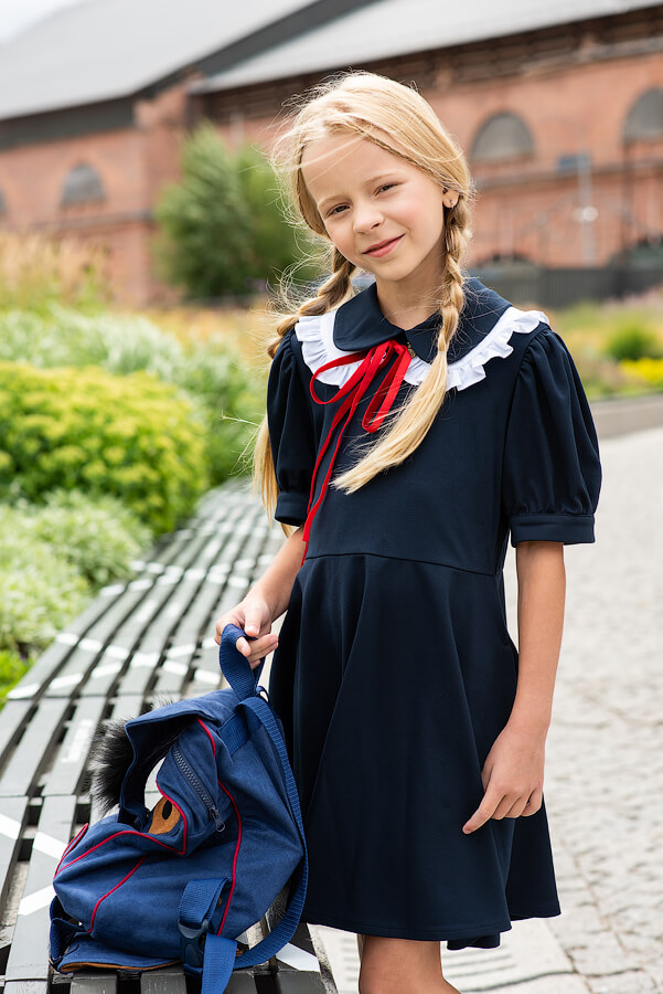 Синее детское школьное платье с расклешенной юбкой
