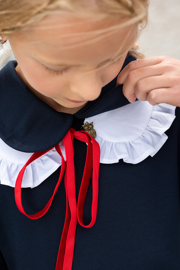 Синее детское школьное платье с расклешенной юбкой