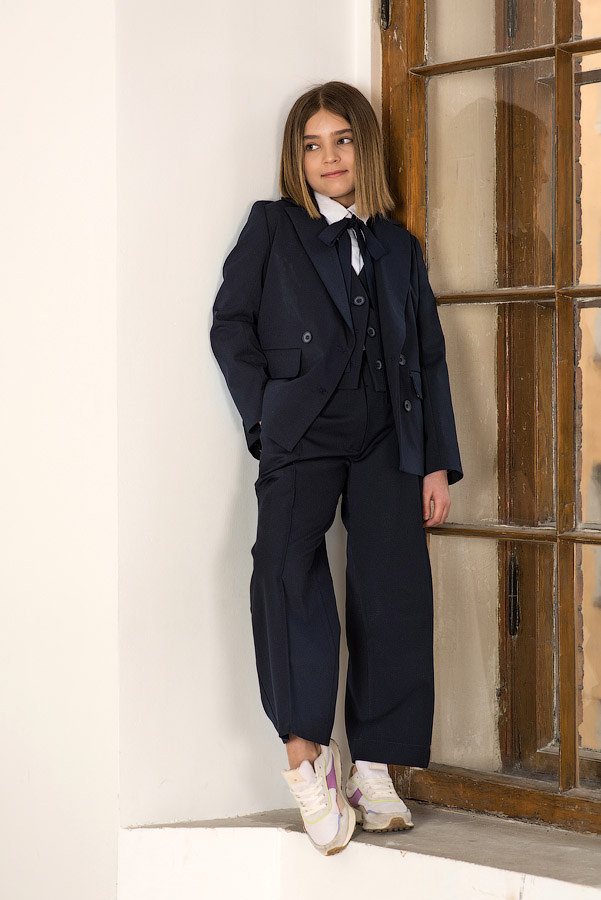 Широкие детские синие школьные брюки со стрелками на девочку