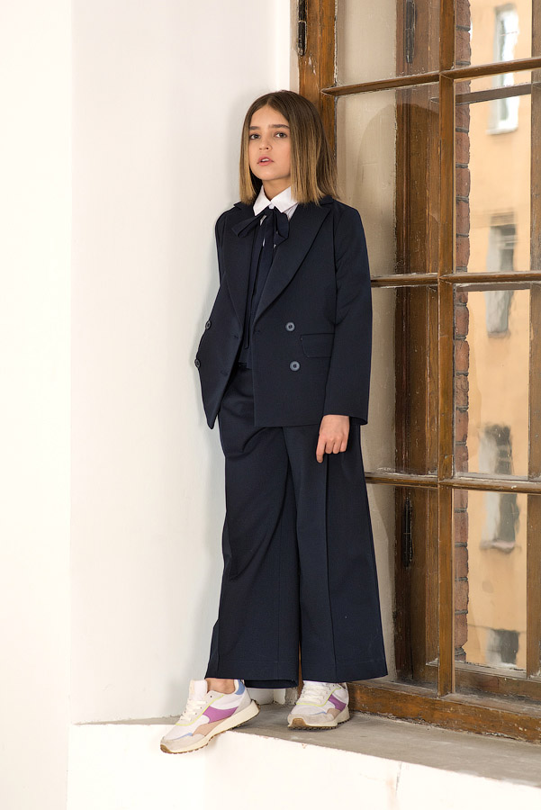 Широкие детские синие школьные брюки со стрелками на девочку