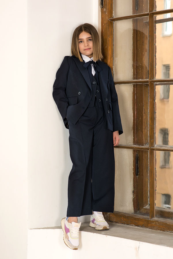 Широкие детские синие школьные брюки со стрелками на девочку