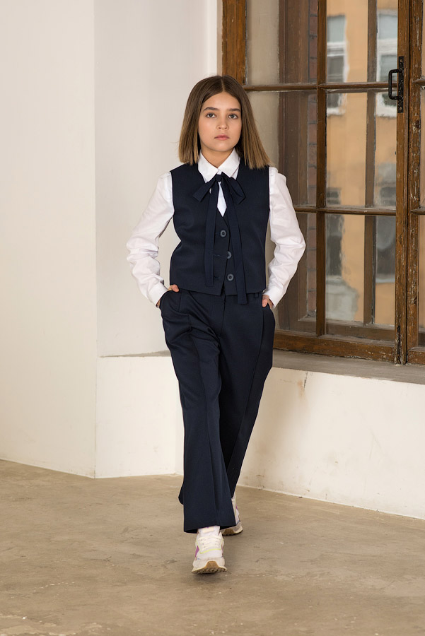 Широкие детские синие школьные брюки со стрелками на девочку