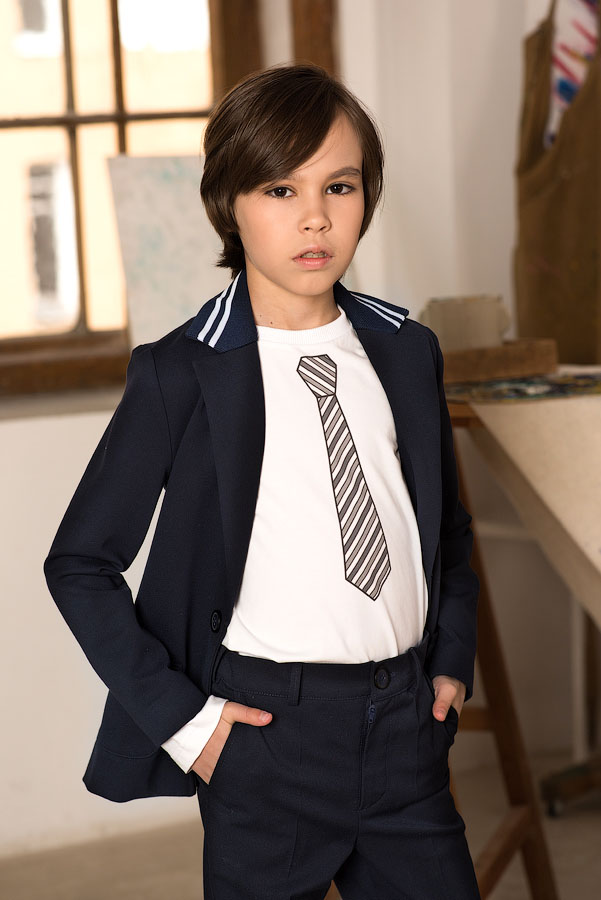 Белый детский лонгслив для мальчика с принтом-галстуком